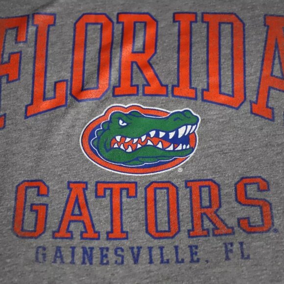 Captivating T-Shirt Mens M Gray University Football Team Florida Gators Graphic - Picture 4 of 8